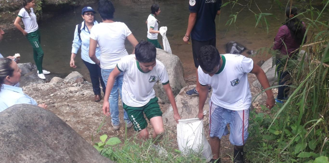 EXITOSA JORNADA DE LIMPIEZA DE LA QUEBRADA LA PLATA EN ULLOA
