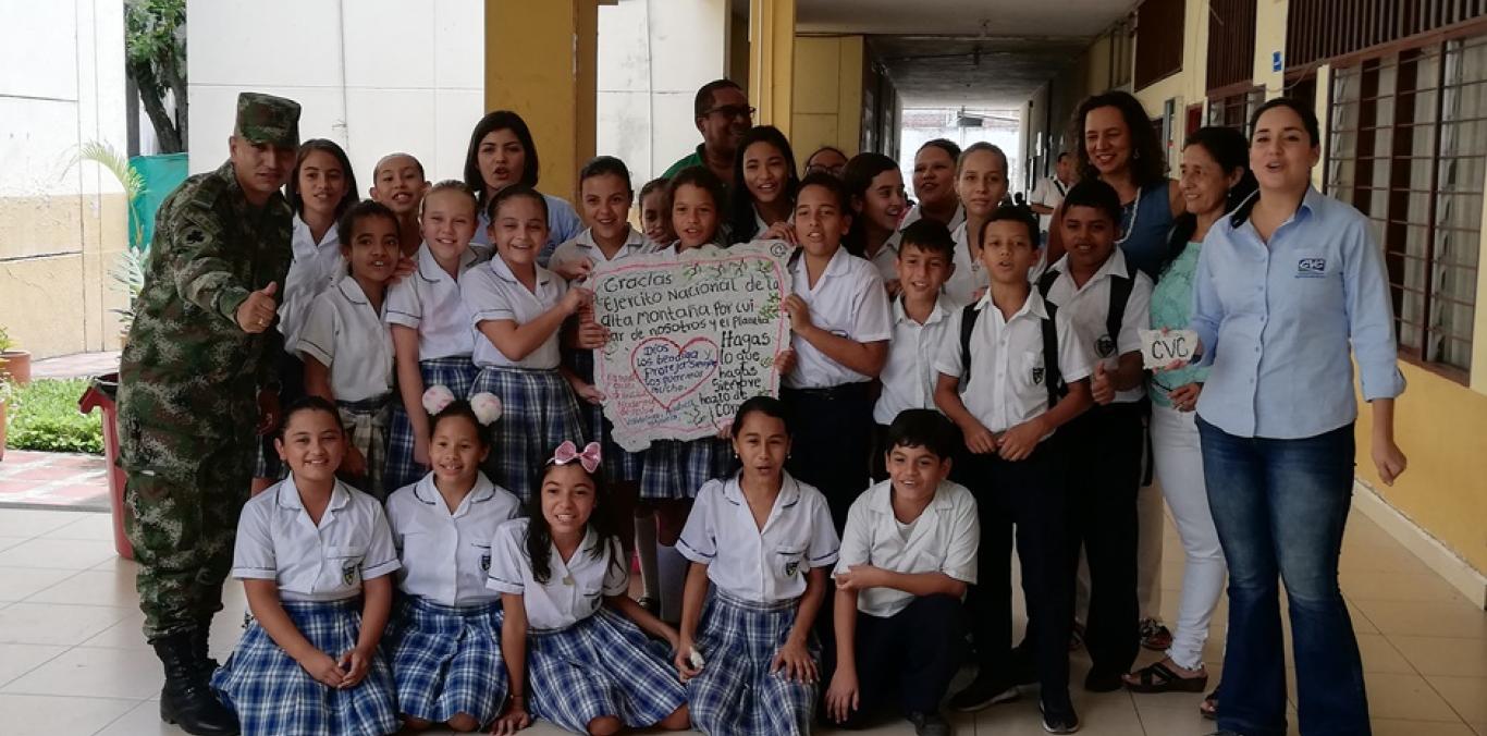 SOLDADOS RECIBIERON CARTAS ELABORADAS CON PAPEL ARTESANAL RECICLADO 