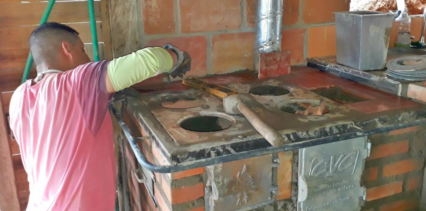 10 FAMILIAS SE BENEFICIAN DE LAS ESTUFAS ECOEFICIENTES