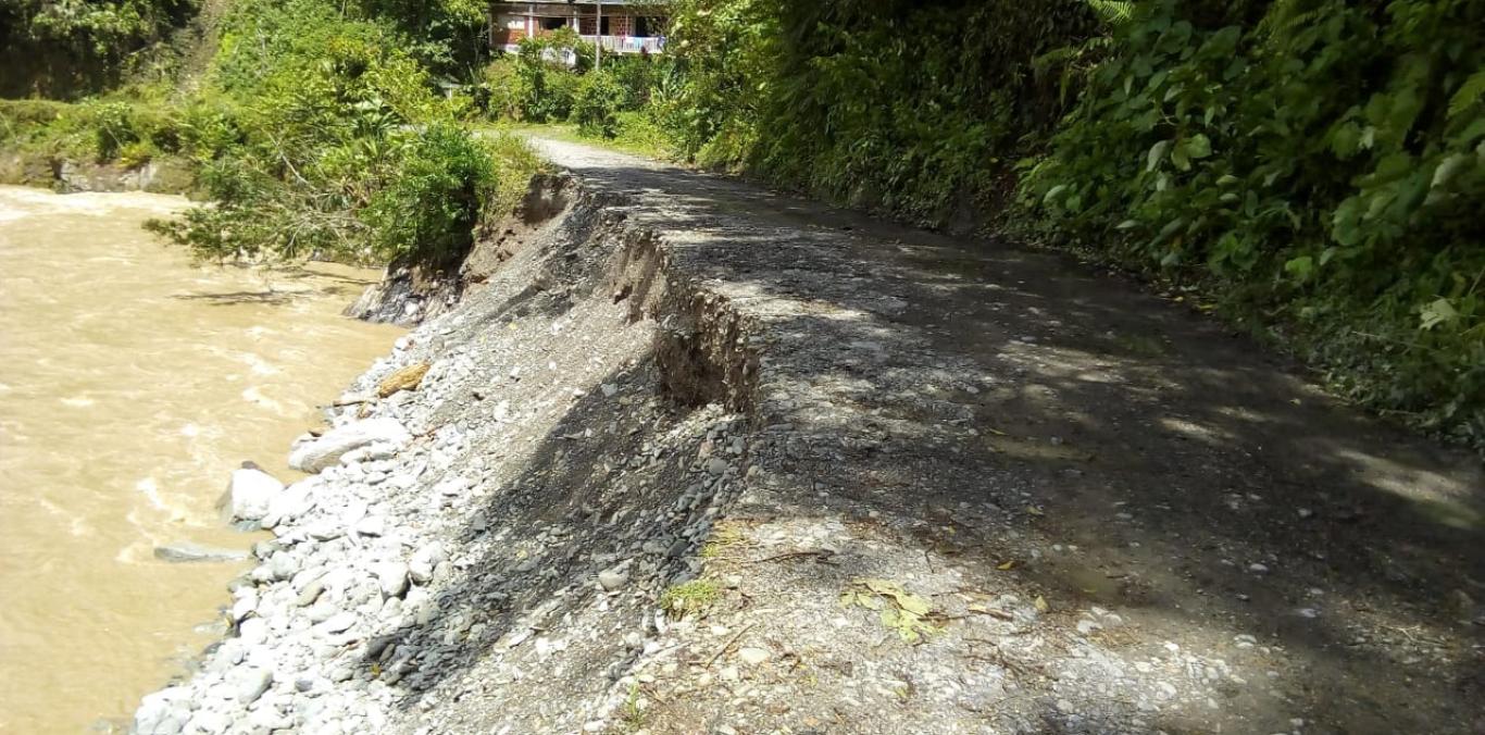 TENGA CUIDADO AL TRANSITAR POR LA ANTIGUA VÍA AL MAR EN ESTA TEMPORADA DE LLUVIAS