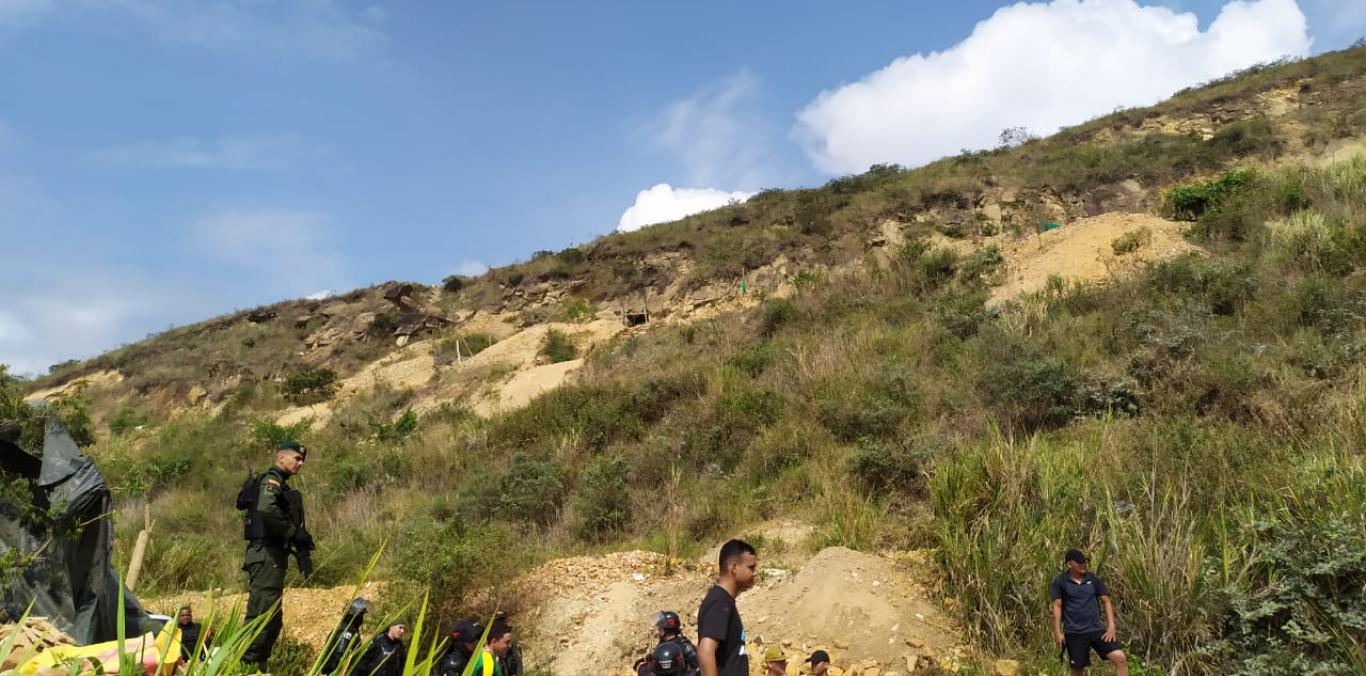 14 PERSONAS CAPTURADAS POR EXPLOTACIÓN ILEGAL DE YACIMIENTO MINERO EN EL CERRO DE LAS TRES CRUCES