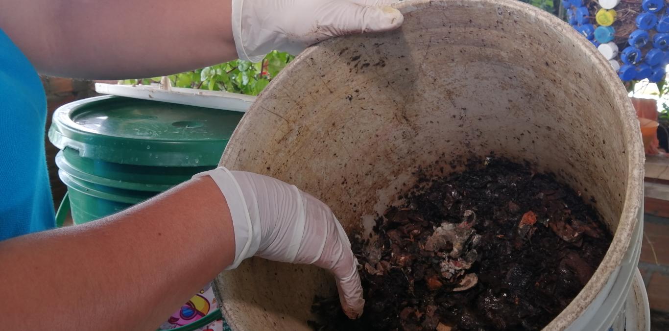 20 FAMILIAS DE RESTREPO APROVECHAN SUS RESIDUOS DE COCINA