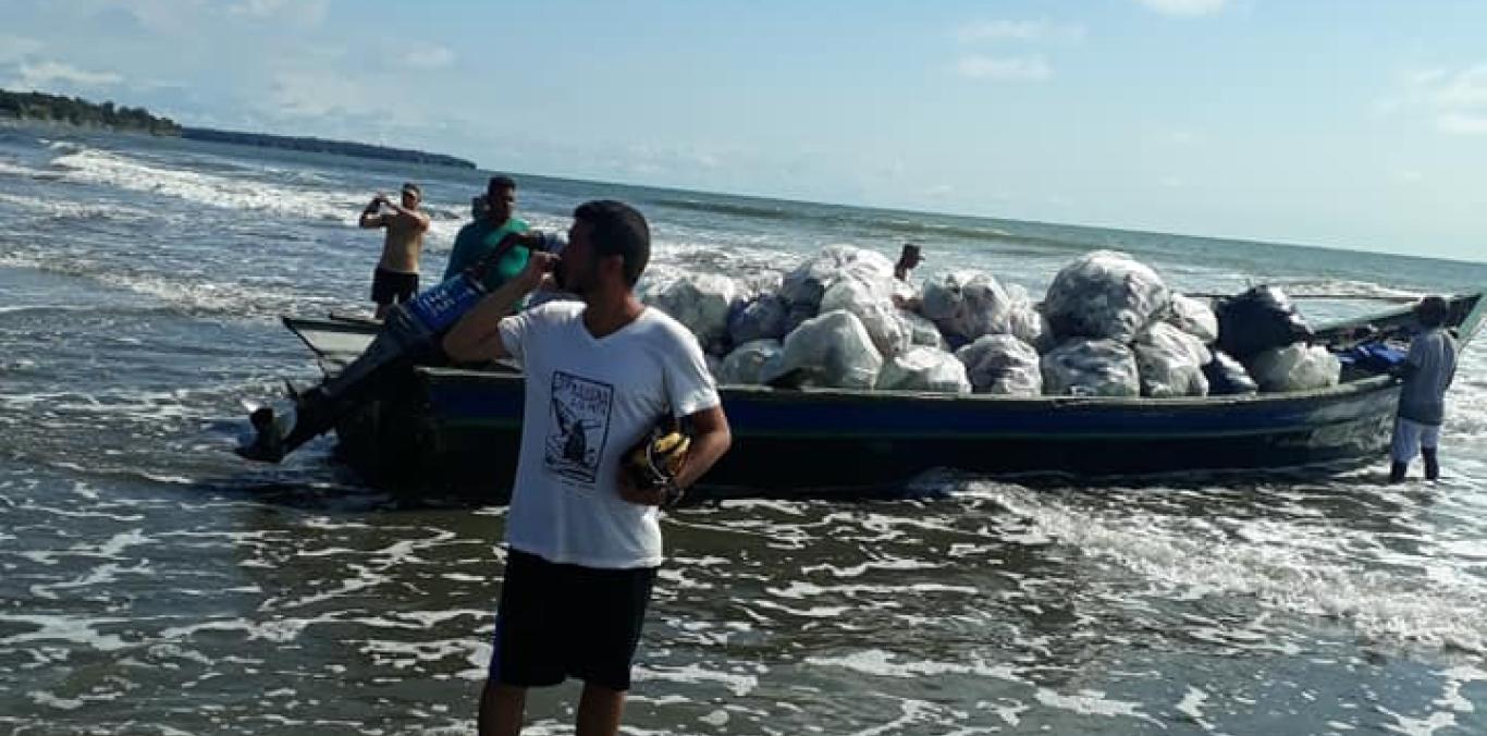 JÓVENES DE BUENAVENTURA RECICLAN MATERIAL PARA CONSTRUIR CASAS