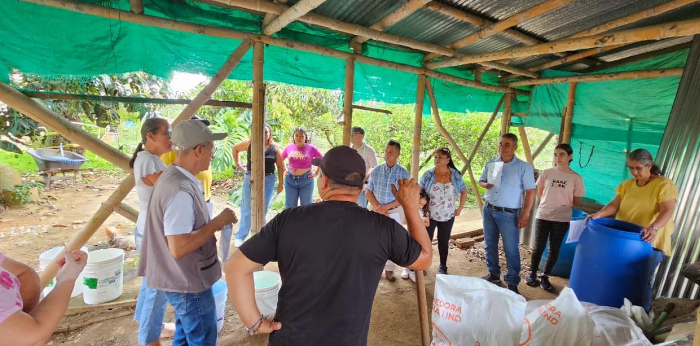 CAMPESINOS DE ROLDANILLO CONSTRUYEN BIOFÁBRICAS PARA PRODUCIR ABONOS ORGÁNICOS
