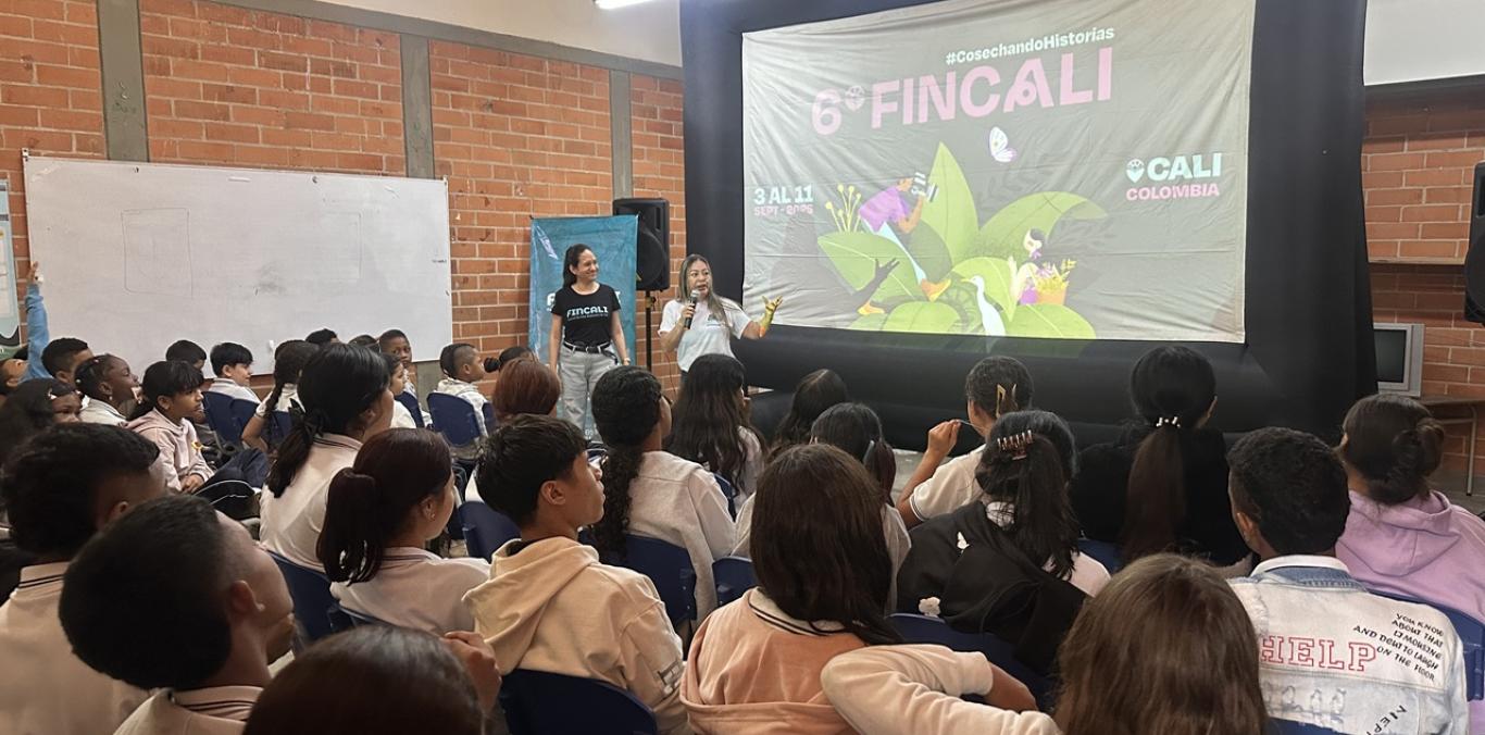 UN AULA SE CONVIERTE EN CINE: 150 ESTUDIANTES DISFRUTARON DEL DOCUMENTAL TRAVESÍA 70 EN BUGA