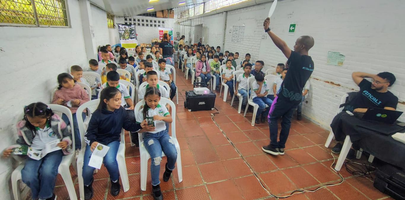CVC Y FINCALI LLEVAN TRAVESÍA 70 A ESTUDIANTES DE MONTEBELLO