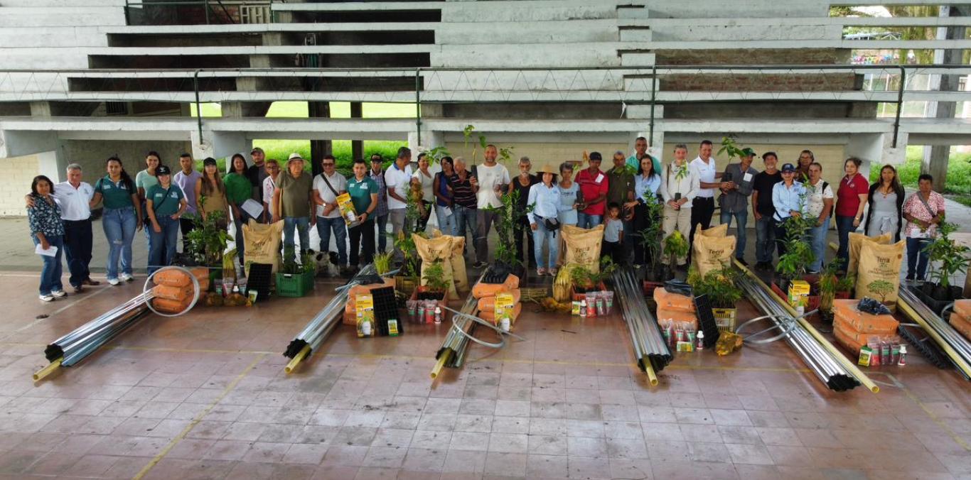 CVC ENTREGÓ 45 KITS DE SEGURIDAD ALIMENTARIA EN EL CENTRO NORTE DEL VALLE DE CAUCA