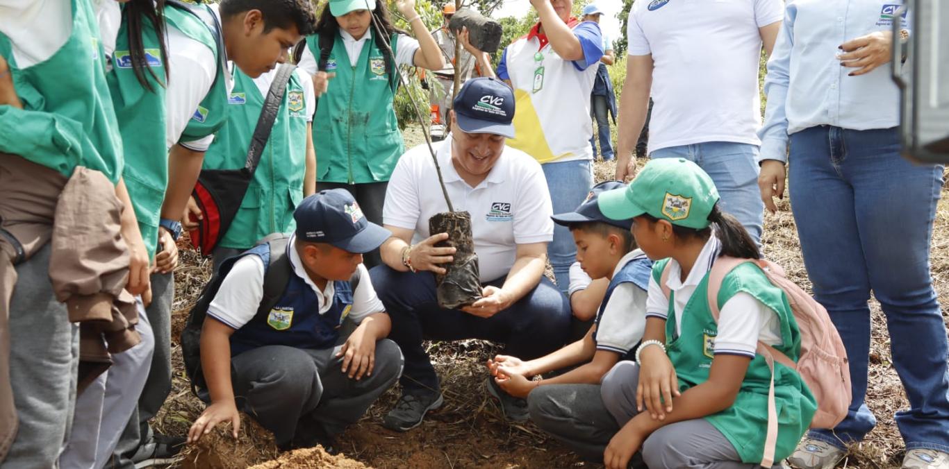 CVC CELEBRÓ EL DÍA MUNDIAL DE LA TIERRA CON SIEMBRA DE 260 ÁRBOLES EN LA CUMBRE