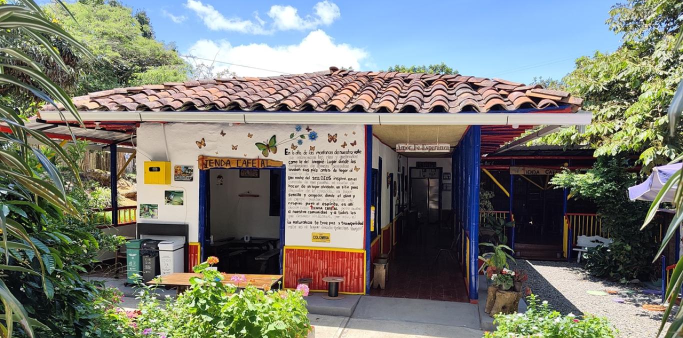 EMPRENDIMIENTO FAMILIAR UNE AL AROMA DEL CAFÉ CON LA RIQUEZA DEL AVISTAMIENTO DE AVES