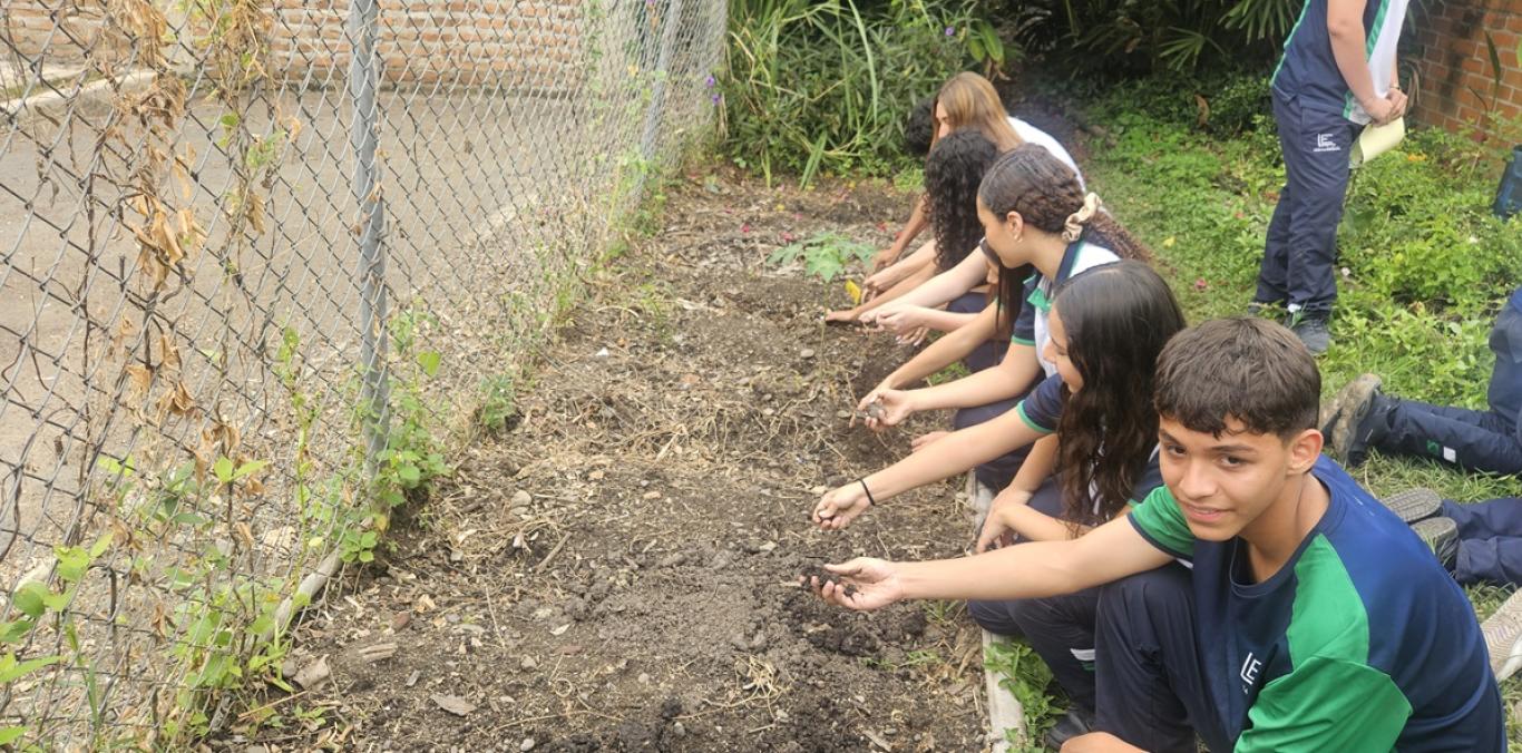 DE MATERNO A GRADO ONCE, INSTITUCION EDUCATIVA UNE A ESTUDIANTES Y PADRES EN UNA HUERTA ORGÁNICA      