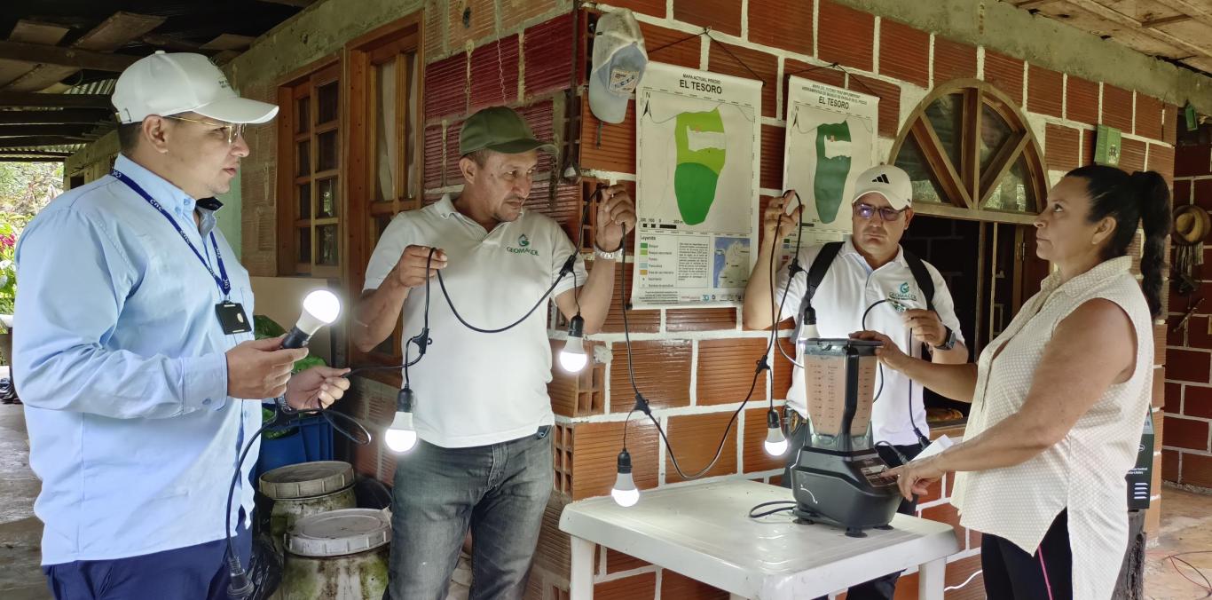 PANELES SOLARES TRANSFORMAN LA VIDA DE FAMILIAS