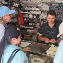 SENSIBILIZAN A COMERCIANTES DE CARTAGO SOBRE LA NORMA DE PLÁSTICOS DE UN SOLO USO