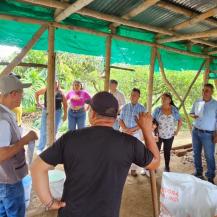 CAMPESINOS DE ROLDANILLO CONSTRUYEN BIOFÁBRICAS PARA PRODUCIR ABONOS ORGÁNICOS