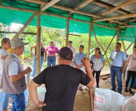 CAMPESINOS DE ROLDANILLO CONSTRUYEN BIOFÁBRICAS PARA PRODUCIR ABONOS ORGÁNICOS