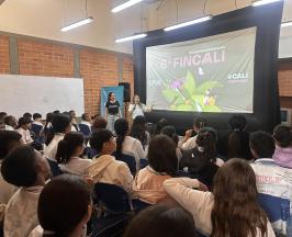 UN AULA SE CONVIERTE EN CINE: 150 ESTUDIANTES DISFRUTARON DEL DOCUMENTAL TRAVESÍA 70 EN BUGA