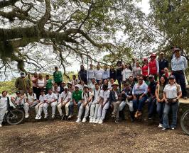 EN GUACARÍ, ESTUDIANTES PEDALEARON PARA PROTEGER A UN HUMEDAL