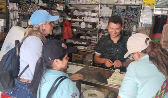 SENSIBILIZAN A COMERCIANTES DE CARTAGO SOBRE LA NORMA DE PLÁSTICOS DE UN SOLO USO
