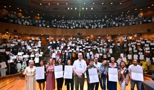 SE GRADUARON 639 NUEVOS TESOS POR EL AMBIENTE