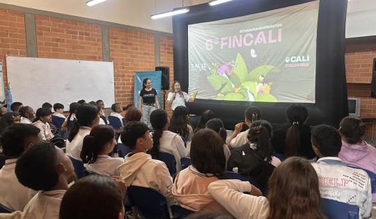 UN AULA SE CONVIERTE EN CINE: 150 ESTUDIANTES DISFRUTARON DEL DOCUMENTAL TRAVESÍA 70 EN BUGA