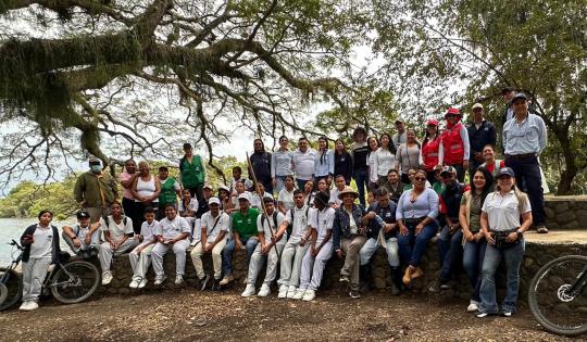EN GUACARÍ, ESTUDIANTES PEDALEARON PARA PROTEGER A UN HUMEDAL