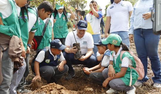 CVC CELEBRÓ EL DÍA MUNDIAL DE LA TIERRA CON SIEMBRA DE 260 ÁRBOLES EN LA CUMBRE