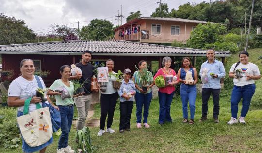 MUJERES RURALES ADELANTAN PRÁCTICAS SOSTENIBLES EN DAGUA